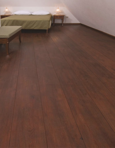 Immagine galleria 17 - Pavimento in legno di color marrone scuro