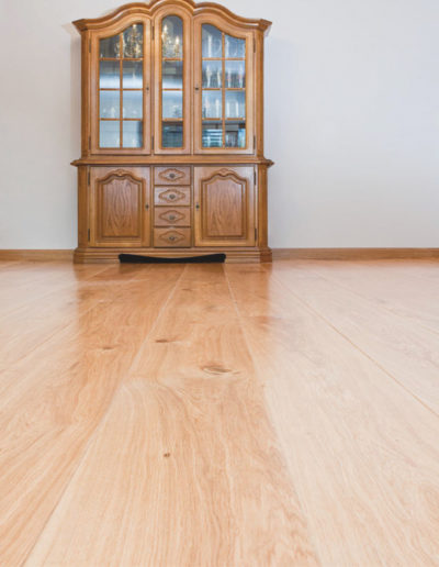 Immagine galleria 2 - Pavimento in legno molto chiaro con armadio