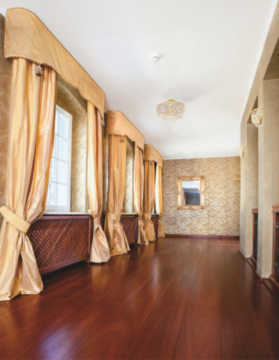 Immagine galleria 5 - Pavimento in legno di color marrone scuro opaco